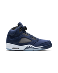 Air Jordan 5 Retro 'Midnight Navy' på hvit bakgrunn, peker mot høyre