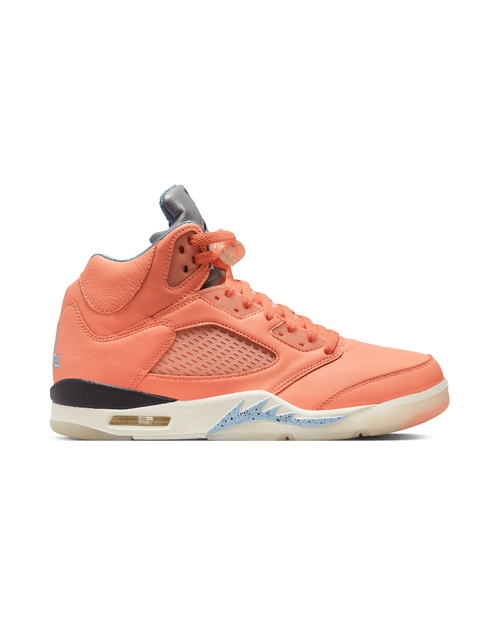 DJ Khaled x Air Jordan 5 Retro 'We The Best - Crimson Bliss' på hvit bakgrunn, peker mot høyre