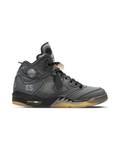 OFF-WHITE x Air Jordan 5 Retro SP 'Muslin' på hvit bakgrunn, peker mot høyre