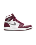 Jordan 1 Retro High OG Bordeaux på hvit bakgrunn, peker mot høyre