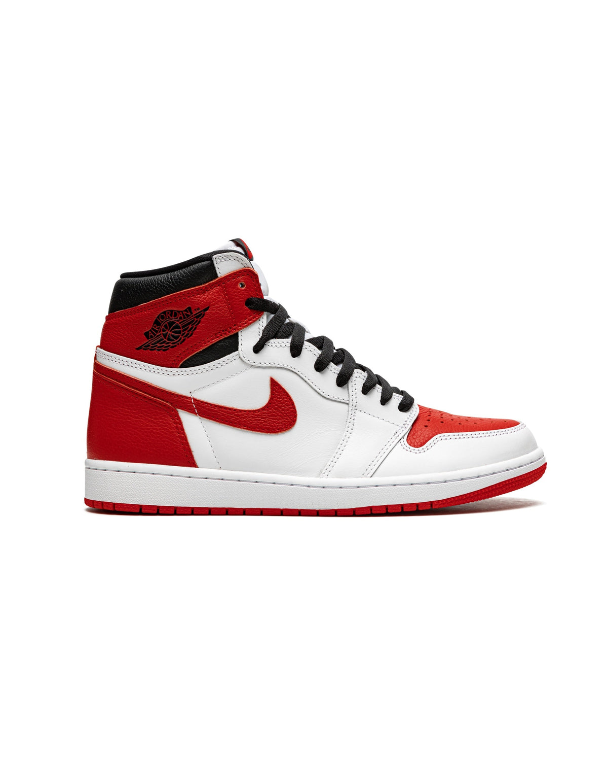 Jordan 1 Retro High OG Heritage på hvit bakgrunn, peker mot høyre