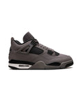 Jordan 4 Retro Cave Stone på hvit bakgrunn, peker mot høyre