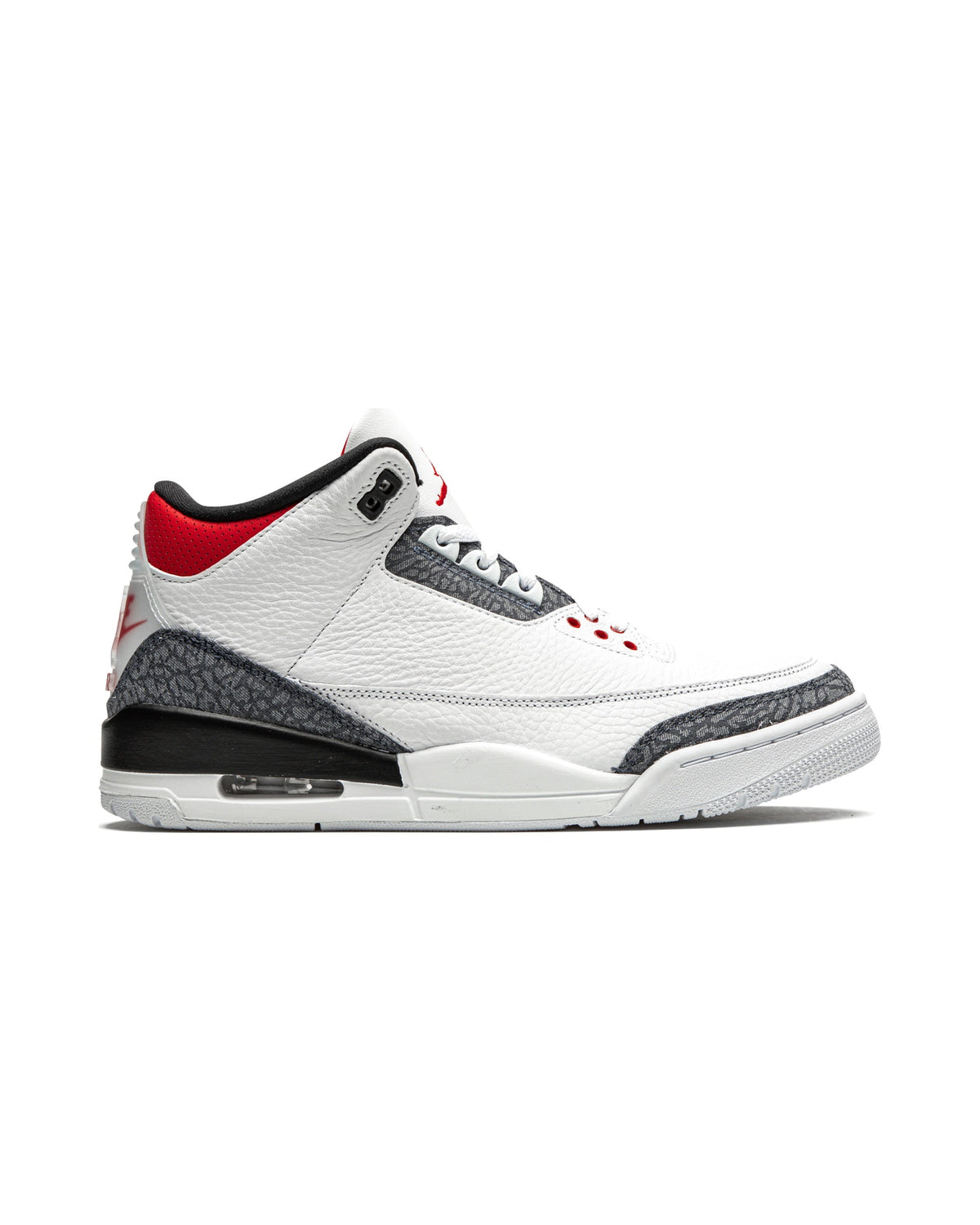 Jordan 3 Retro SE Fire Red Denim (2020) på hvit bakgrunn, peker mot høyre