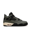 Jordan 4 Retro OG SP Undefeated (2025) på hvit bakgrunn, peker mot høyre