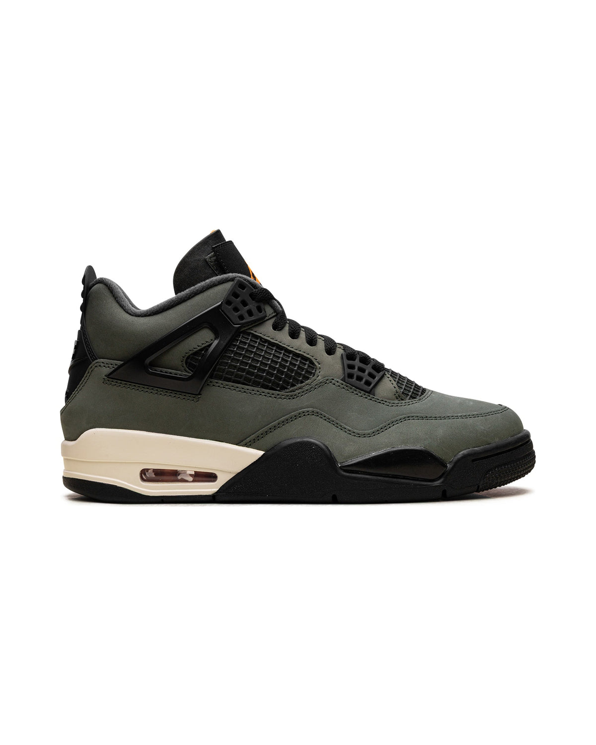 Jordan 4 Retro OG SP Undefeated (2025) på hvit bakgrunn, peker mot høyre