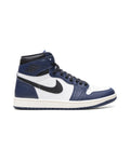 Jordan 1 Retro High OG Midnight Navy på hvit bakgrunn, peker mot høyre