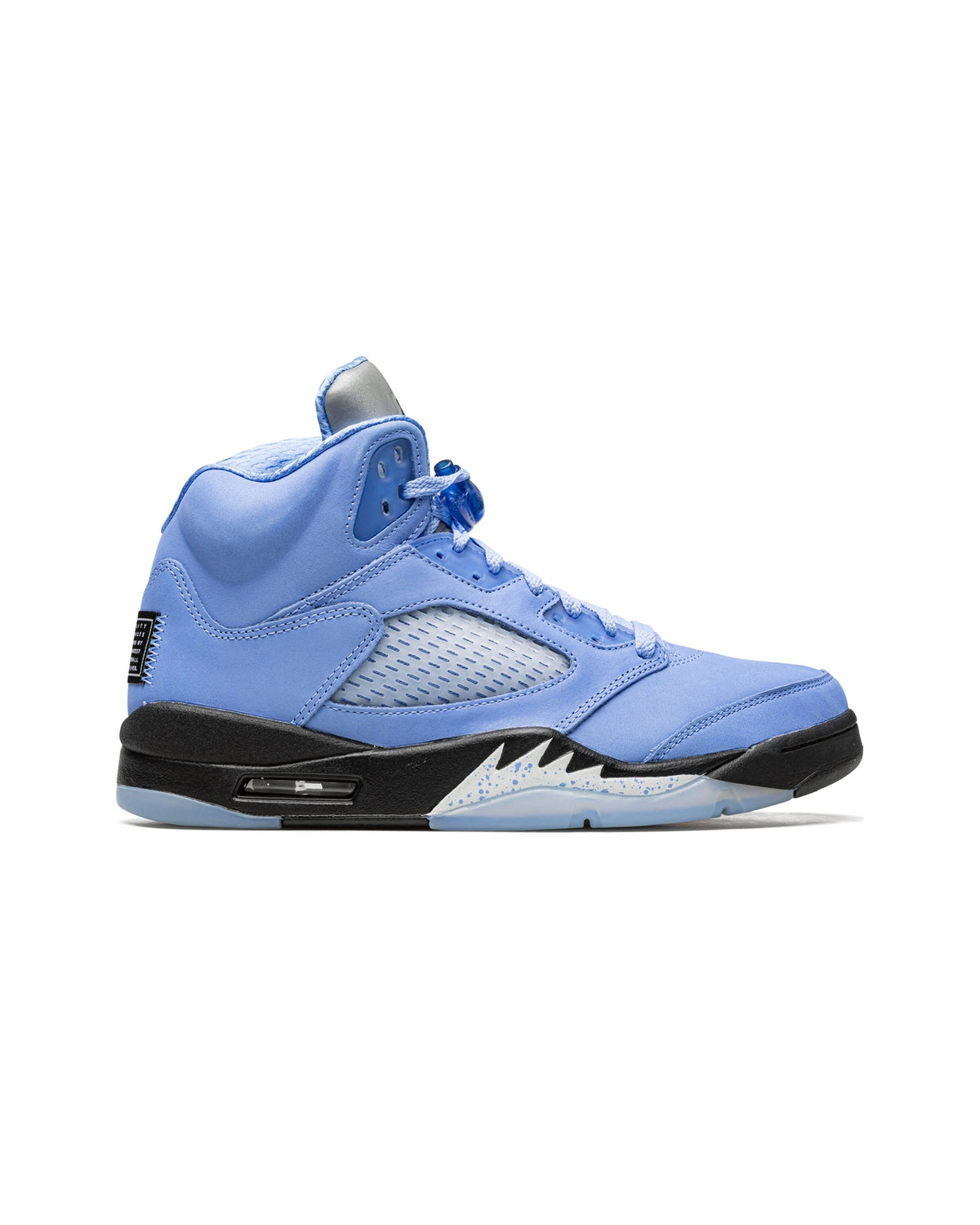 Jordan 5 Retro UNC University Blue på hvit bakgrunn, peker mot høyre