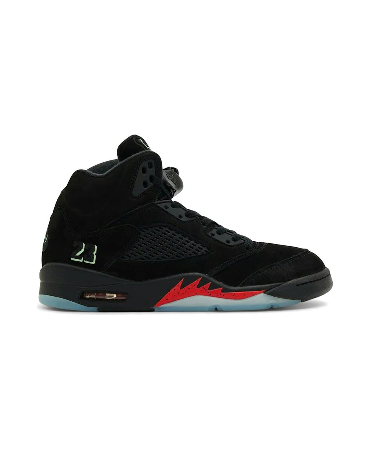 Jordan 5 Retro Halloween på hvit bakgrunn, peker mot høyre