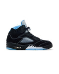 Jordan 5 Retro Black University Blue (2026) på hvit bakgrunn, peker mot høyre