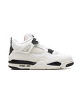 Jordan 4 Retro OG Flight Club på hvit bakgrunn, peker mot høyre