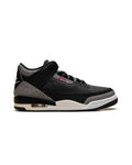 Jordan 3 Retro Levi’s Black på hvit bakgrunn, peker mot høyre
