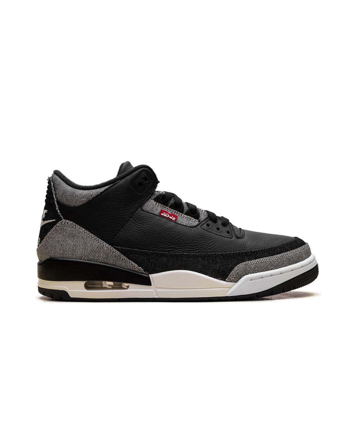 Jordan 3 Retro Levi’s Black på hvit bakgrunn, peker mot høyre