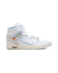 Jordan 1 Retro High Off-White Alaska på hvit bakgrunn, peker mot høyre