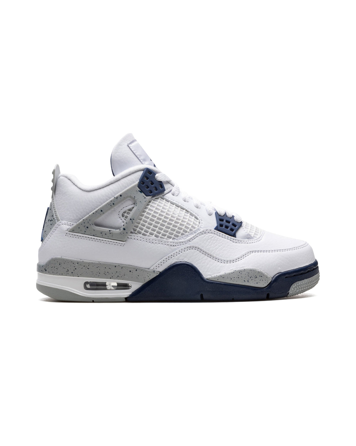Jordan 4 Retro Midnight Navy på hvit bakgrunn, peker mot høyre