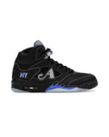 Jordan 5 Retro Awake NY Black på hvit bakgrunn, peker mot høyre