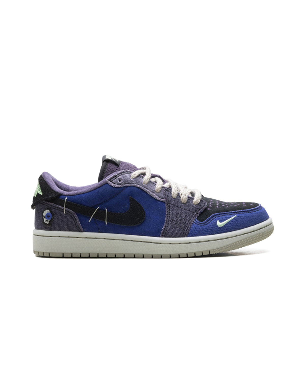 Jordan 1 Retro Low OG Zion Williamson Voodoo Alternate på hvit bakgrunn, peker mot høyre