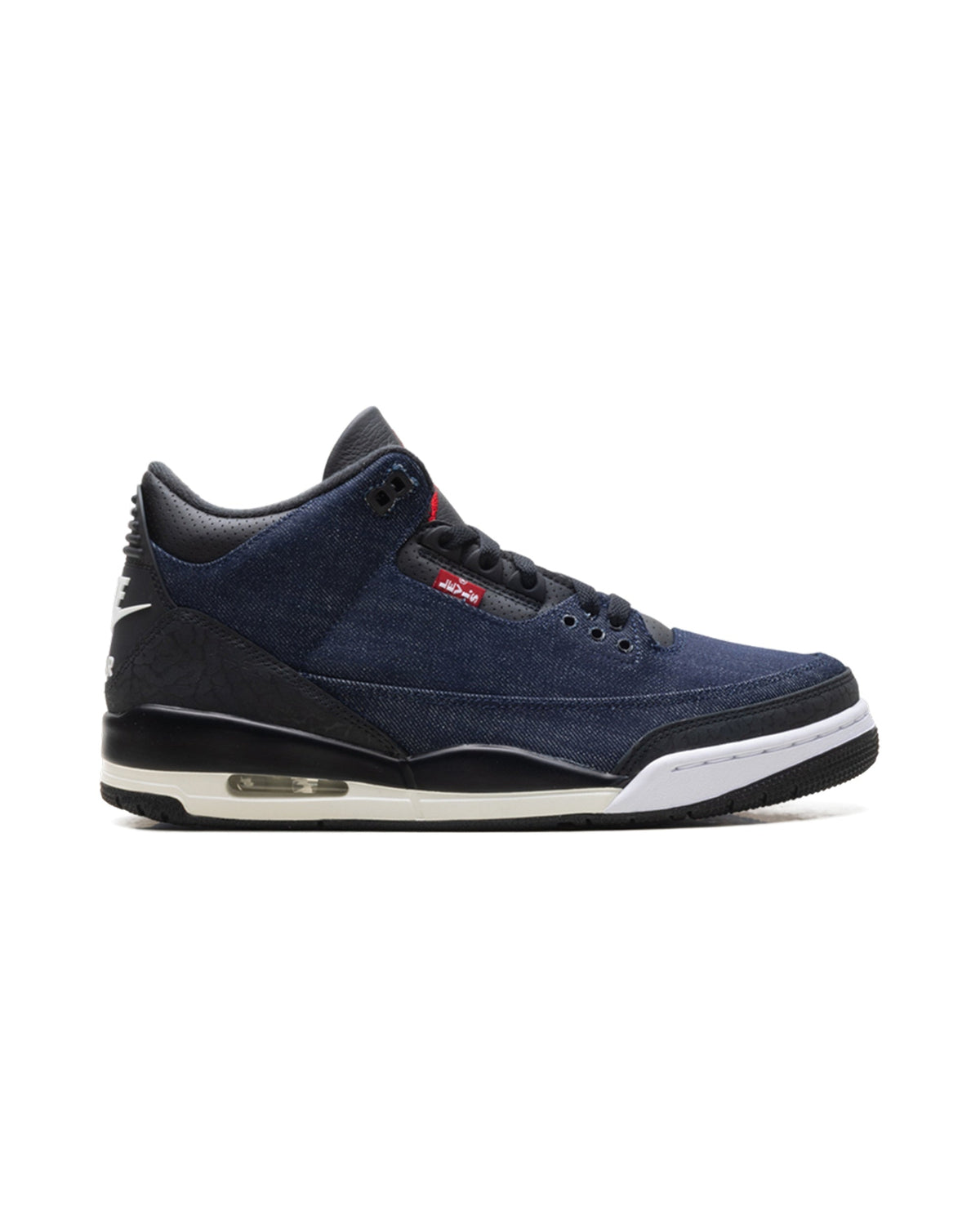 Jordan 3 Retro Levi’s Indigo på hvit bakgrunn, peker mot høyre