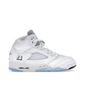 Jordan 5 Retro White Metallic (2026) på hvit bakgrunn, peker mot høyre