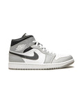 Jordan 1 Mid Light Smoke Grey Anthracite på hvit bakgrunn, peker mot høyre