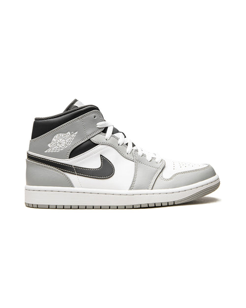 Jordan 1 Mid Light Smoke Grey Anthracite på hvit bakgrunn, peker mot høyre