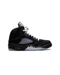 Jordan 5 Retro OG Black Metallic Reimagined på hvit bakgrunn, peker mot høyre
