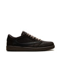 Jordan 1 Retro Low OG SP Travis Scott Velvet Brown på hvit bakgrunn, peker mot høyre