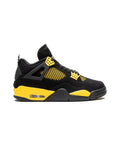 Jordan 4 Retro Thunder (2023) på hvit bakgrunn, peker mot høyre