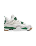 Jordan 4 Retro SB Pine Green på hvit bakgrunn, peker mot høyre