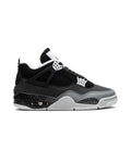 Jordan 4 Retro Fear (2024) på hvit bakgrunn, peker mot høyre