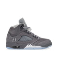 Jordan 5 Retro Wolf Grey (2026) på hvit bakgrunn, peker mot høyre