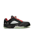 Jordan 5 Retro Low CLOT Jade på hvit bakgrunn, peker mot høyre