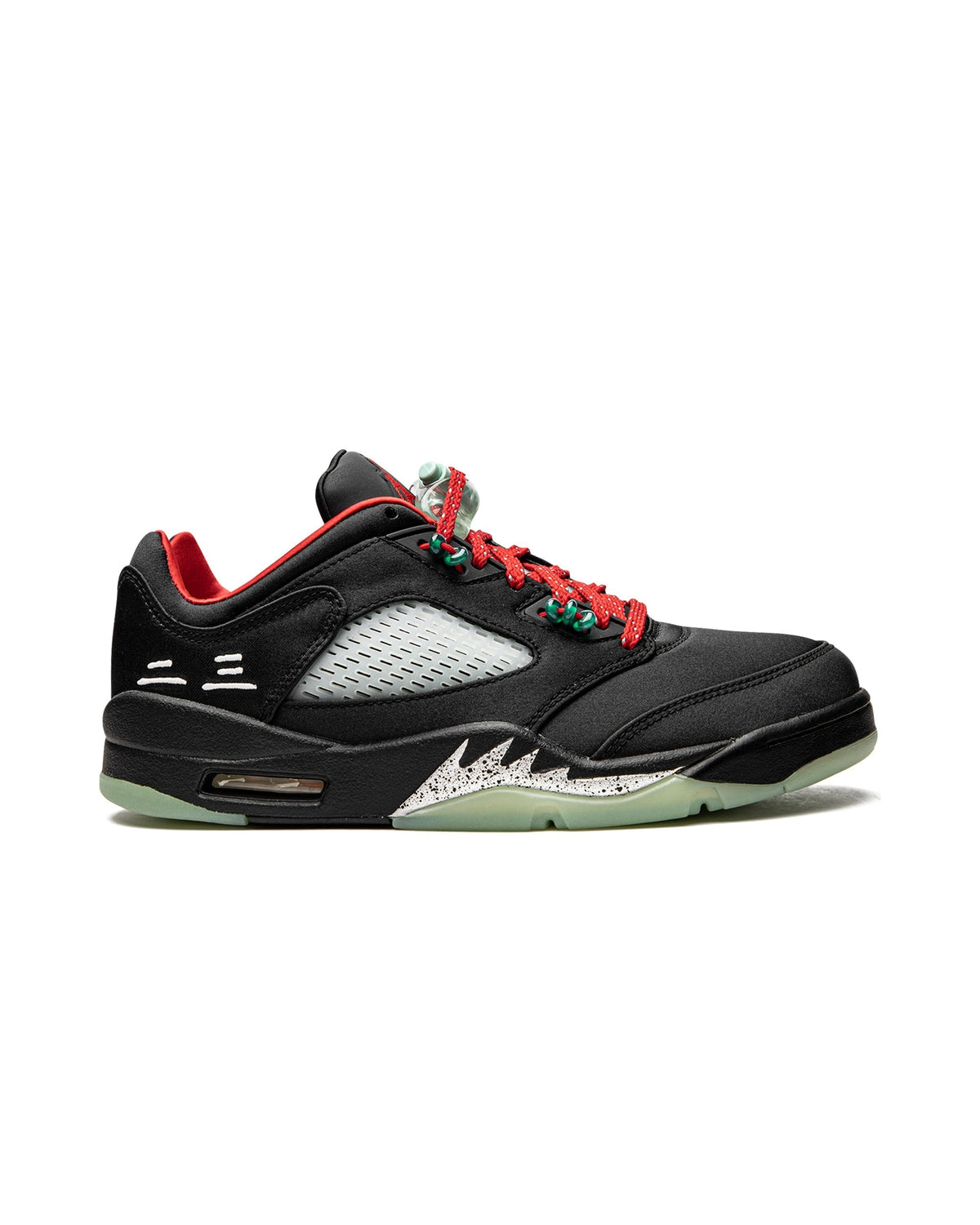 Jordan 5 Retro Low CLOT Jade på hvit bakgrunn, peker mot høyre