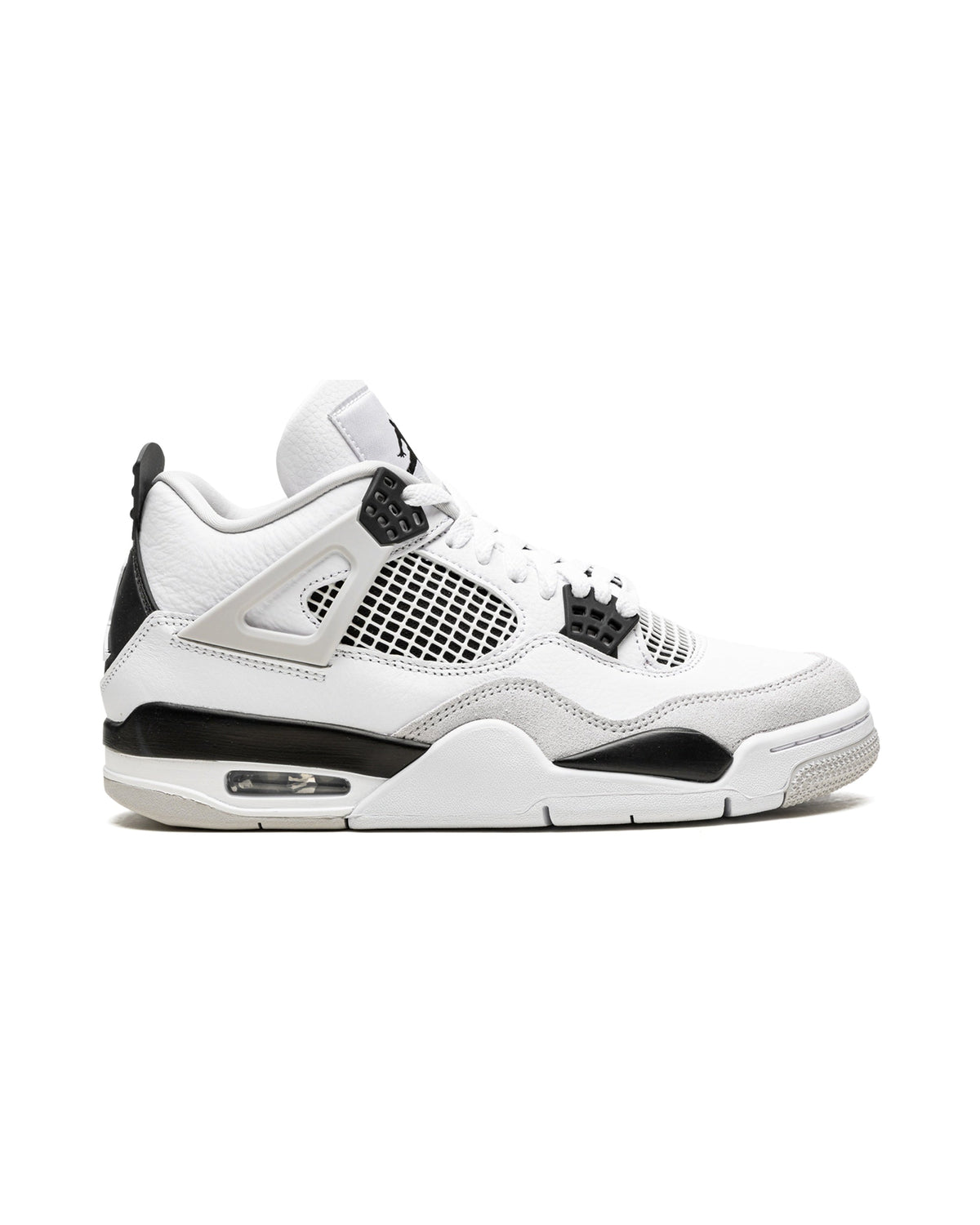 Jordan 4 Retro Military Black på hvit bakgrunn, peker mot høyre