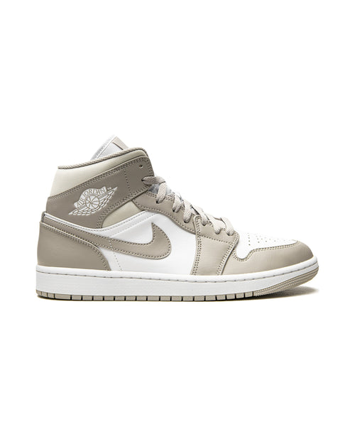 Jordan 1 Mid Linen på hvit bakgrunn, peker mot høyre