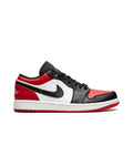 Jordan 1 Low Bred Toe på hvit bakgrunn, peker mot høyre