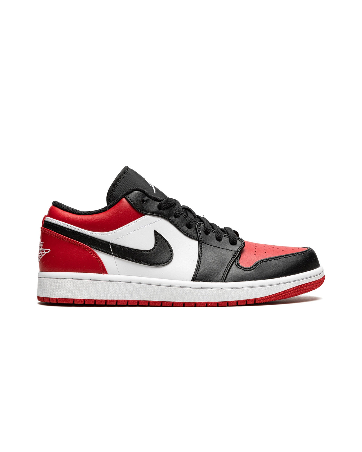 Jordan 1 Low Bred Toe på hvit bakgrunn, peker mot høyre