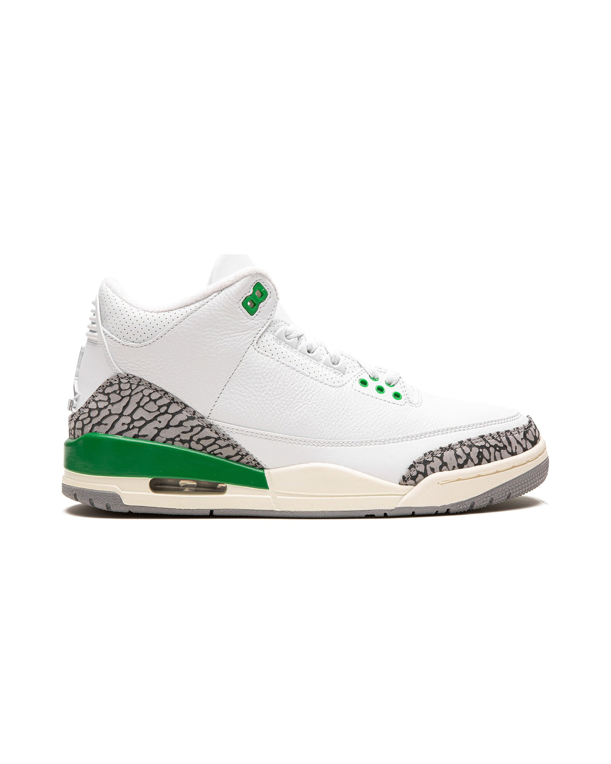 Jordan 3 Retro Lucky Green (Women's) på hvit bakgrunn, peker mot høyre