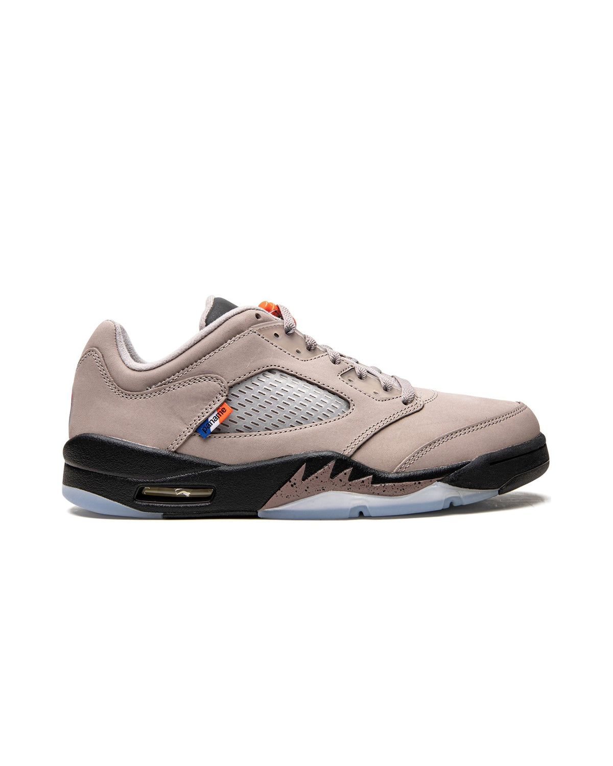 Jordan 5 Retro Low PSG (2022) på hvit bakgrunn, peker mot høyre