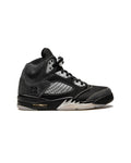 Jordan 5 Retro Anthracite på hvit bakgrunn, peker mot høyre