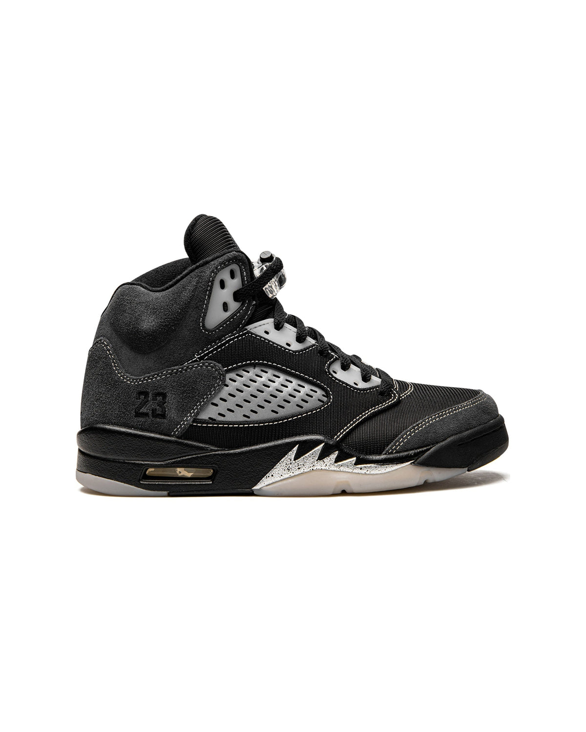 Jordan 5 Retro Anthracite på hvit bakgrunn, peker mot høyre