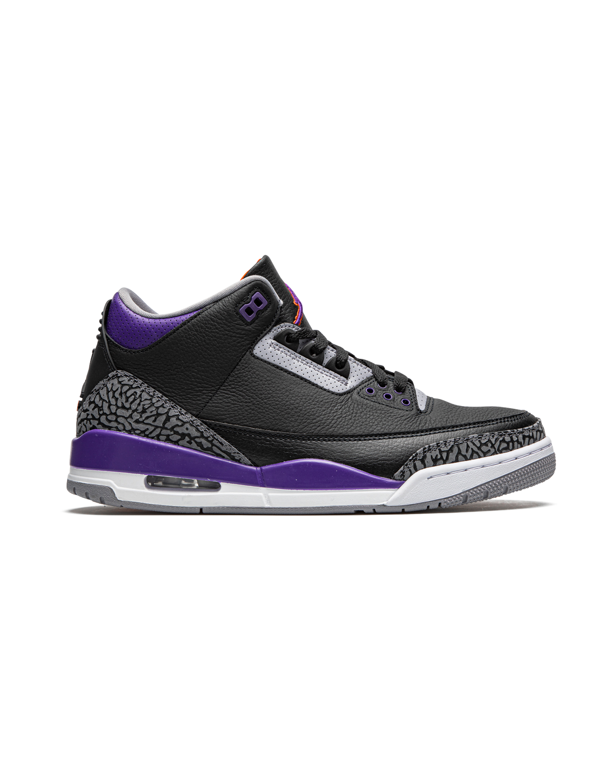 Jordan 3 Retro Black Court Purple på hvit bakgrunn, peker mot høyre